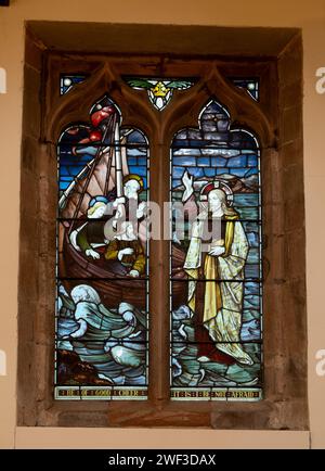 Christus geht auf Wasser Buntglas, St. Margaret`s Church, Wolston, Warwickshire, England, Großbritannien Stockfoto